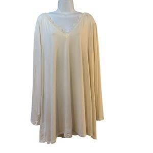 Lane Bryant Stretch Ivory Lace V-Neck Top
Size: 26/28 NEW